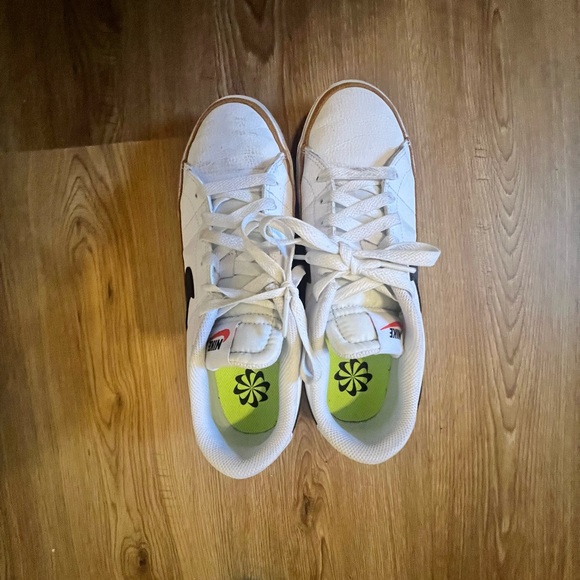 Nike Tennis shoes - Picture 2 of 2